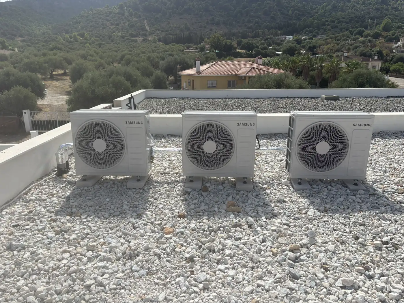 Tres unidades exteriores Samsung instaladas en la cubierta de una vivienda en Alhaurín de la Torre
